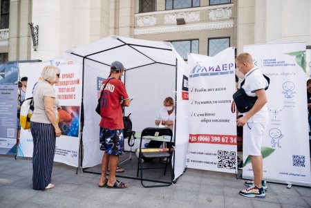 Во время бесплатного тестирования на Привокзальной площади медики выявили 10 случаев гепатита и два – ВИЧ (фото)