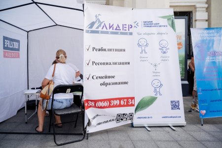 Во время бесплатного тестирования на Привокзальной площади медики выявили 10 случаев гепатита и два – ВИЧ (фото)