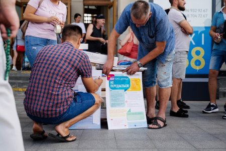 Во время бесплатного тестирования на Привокзальной площади медики выявили 10 случаев гепатита и два – ВИЧ (фото)