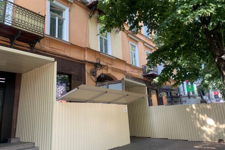На Дерибасовской начались подготовительные работы к реставрации Дома Жульена (фото)