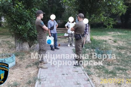 В Черноморске незнакомец заплатил школьницам, чтобы они выпили с ним алкоголь
