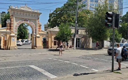 На мощенном брусчаткой Французском бульваре нанесли дорожную разметку специальной краской