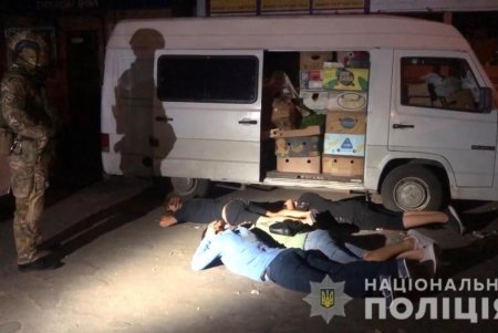 У одесского предпринимателя группа преступников вымогала деньги, избивала, угрожала ножом и отбирала личные вещи (фото, видео)