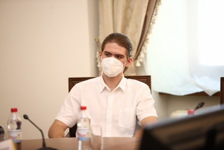 Мэр Одессы вручил денежные сертификаты выпускникам, получившим наивысший балл (фото)