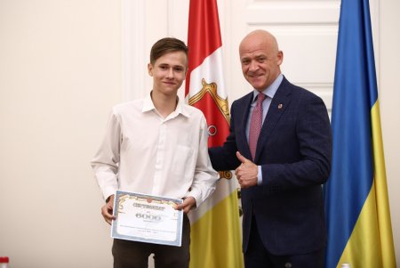 Мэр Одессы вручил денежные сертификаты выпускникам, получившим наивысший балл (фото)