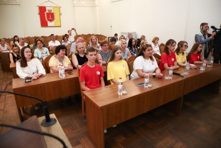 Мэр Одессы вручил денежные сертификаты выпускникам, получившим наивысший балл (фото)
