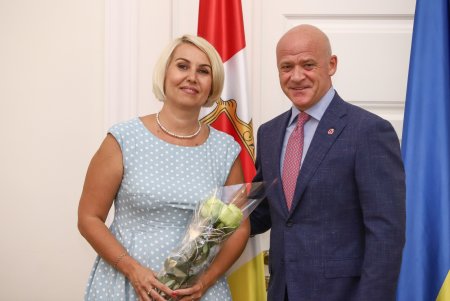 Мэр Одессы вручил денежные сертификаты выпускникам, получившим наивысший балл (фото)