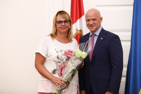 Мэр Одессы вручил денежные сертификаты выпускникам, получившим наивысший балл (фото)