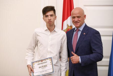 Мэр Одессы вручил денежные сертификаты выпускникам, получившим наивысший балл (фото)