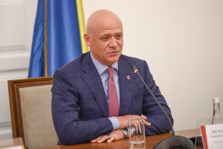 Мэр Одессы вручил денежные сертификаты выпускникам, получившим наивысший балл (фото)