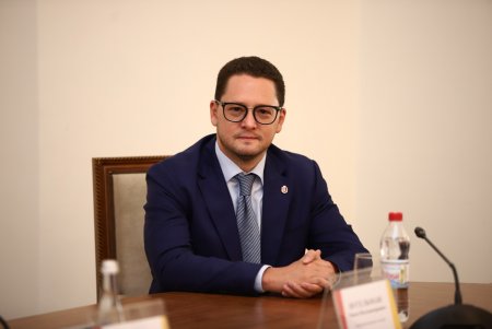 Мэр Одессы вручил денежные сертификаты выпускникам, получившим наивысший балл (фото)