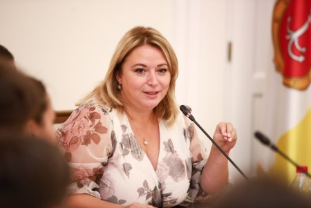 Мэр Одессы вручил денежные сертификаты выпускникам, получившим наивысший балл (фото)