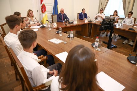 Мэр Одессы вручил денежные сертификаты выпускникам, получившим наивысший балл (фото)