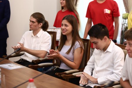 Мэр Одессы вручил денежные сертификаты выпускникам, получившим наивысший балл (фото)