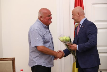 Мэр Одессы вручил денежные сертификаты выпускникам, получившим наивысший балл (фото)