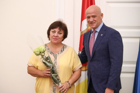 Мэр Одессы вручил денежные сертификаты выпускникам, получившим наивысший балл (фото)