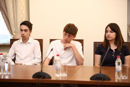 Мэр Одессы вручил денежные сертификаты выпускникам, получившим наивысший балл (фото)