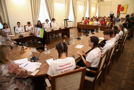 Мэр Одессы вручил денежные сертификаты выпускникам, получившим наивысший балл (фото)
