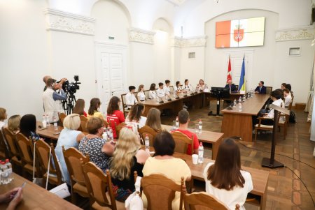 Мэр Одессы вручил денежные сертификаты выпускникам, получившим наивысший балл (фото)