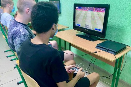 Несовершеннолетние заключенные одесского СИЗО получили три игровые консоли в рамках городского проекта «Добро побеждает» (фото)