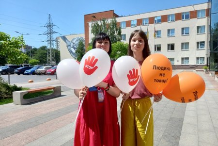 Флешмоб, встречи и тренинги: в Одессе состоялись мероприятия ко Всемирному дню противодействия торговле людьми (фото, видео)