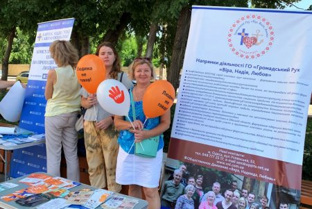 Флешмоб, встречи и тренинги: в Одессе состоялись мероприятия ко Всемирному дню противодействия торговле людьми (фото, видео)