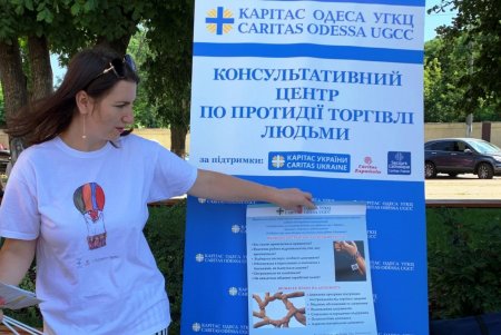 Флешмоб, встречи и тренинги: в Одессе состоялись мероприятия ко Всемирному дню противодействия торговле людьми (фото, видео)