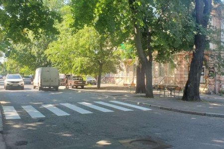 Перед детским садом и колледжем коммунальщики обновили дорожную разметку к началу учебного года (фото)