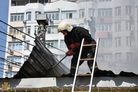 В Киевском районе горели магазины на площади 350 квадратных метров (видео)