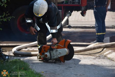 В Киевском районе горели магазины на площади 350 квадратных метров (видео)