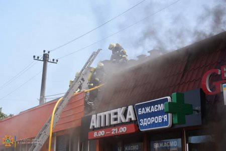 В Киевском районе горели магазины на площади 350 квадратных метров (видео)