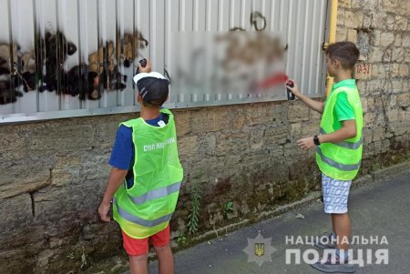 Полицейские, коммунальщики и ученики спортивной школы совместно очистили Приморский район от рекламы наркотиков (фото)