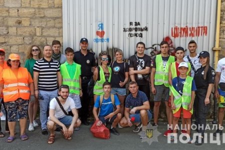 Полицейские, коммунальщики и ученики спортивной школы совместно очистили Приморский район от рекламы наркотиков (фото)