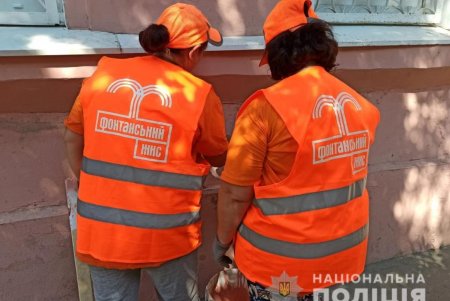 Полицейские, коммунальщики и ученики спортивной школы совместно очистили Приморский район от рекламы наркотиков (фото)