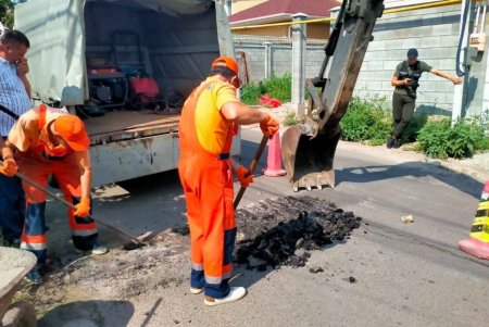 В Киевском районе демонтировали незаконные барьеры для парковки и ограничители скорости (фото)