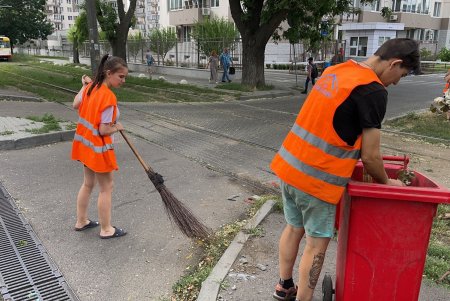 Ремонтировали дождеприемники и косили траву: в Киевском районе коммунальщики провели санитарно-технический день (фото)