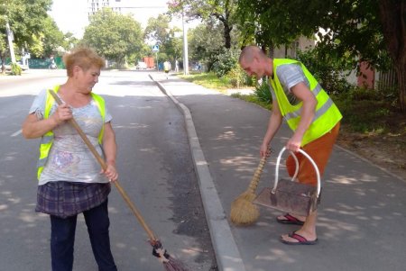 Ремонтировали дождеприемники и косили траву: в Киевском районе коммунальщики провели санитарно-технический день (фото)