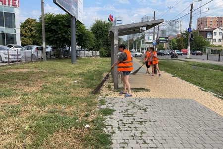Ремонтировали дождеприемники и косили траву: в Киевском районе коммунальщики провели санитарно-технический день (фото)