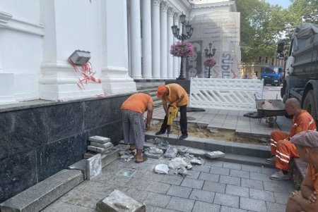 В течение недели более 300 работников КП «Городские дороги» приводили в порядок остановки, очищали улицы и косили траву (фото)