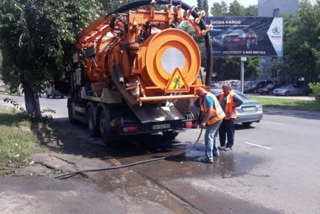 В течение недели более 300 работников КП «Городские дороги» приводили в порядок остановки, очищали улицы и косили траву (фото)