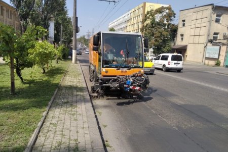 В течение недели более 300 работников КП «Городские дороги» приводили в порядок остановки, очищали улицы и косили траву (фото)