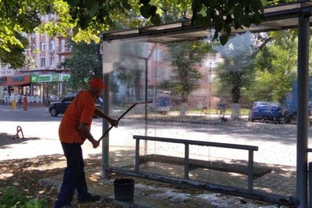 В течение недели более 300 работников КП «Городские дороги» приводили в порядок остановки, очищали улицы и косили траву (фото)