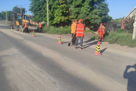 В течение недели более 300 работников КП «Городские дороги» приводили в порядок остановки, очищали улицы и косили траву (фото)