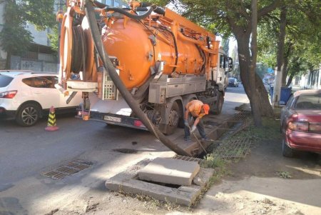 В течение недели более 300 работников КП «Городские дороги» приводили в порядок остановки, очищали улицы и косили траву (фото)