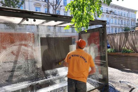 Итоги за день: коммунальщики убрали улицы и территорию мемориального комплекса (фото)