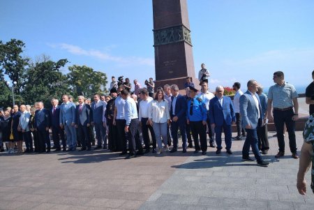 По случаю 80-летия со дня начала обороны Одессы от нацистов к памятнику Неизвестному матросу возложили цветы и вспомнили о подвигах отцов (фото)