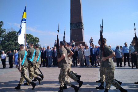 По случаю 80-летия со дня начала обороны Одессы от нацистов к памятнику Неизвестному матросу возложили цветы и вспомнили о подвигах отцов (фото)