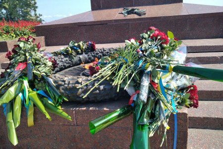 По случаю 80-летия со дня начала обороны Одессы от нацистов к памятнику Неизвестному матросу возложили цветы и вспомнили о подвигах отцов (фото)