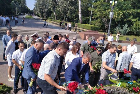 По случаю 80-летия со дня начала обороны Одессы от нацистов к памятнику Неизвестному матросу возложили цветы и вспомнили о подвигах отцов (фото)