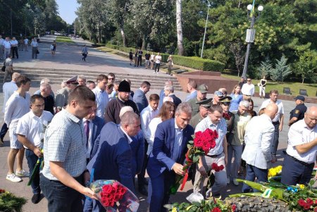 По случаю 80-летия со дня начала обороны Одессы от нацистов к памятнику Неизвестному матросу возложили цветы и вспомнили о подвигах отцов (фото)